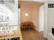 Amplia habitación en piso de 14 habitaciones en Sant...