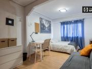 Amplia habitación en piso de 3 dormitorios en Jesús,...