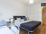 Amplia habitación en piso de 5 dormitorios en Delicias