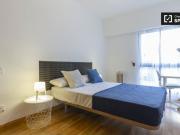 Amplia habitación en piso de 5 dormitorios en Delicias