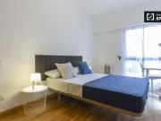 Amplia habitación en piso de 5 dormitorios en Delicias,...