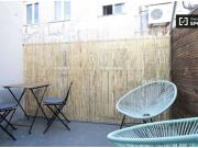 Amplia habitación en piso de 5 dormitorios en Gràcia