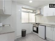 Amplia habitación en piso de 6 dormitorios en el retiro