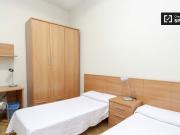 Amplia habitación en un apartamento de 12 habitaciones...