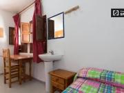 Amplia habitación en un apartamento de 12 habitaciones...