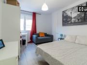 Amplia habitación en un apartamento de 4 dormitorios en...