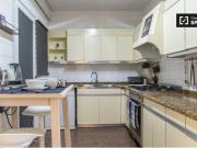 Amplia habitación en un apartamento de 4 dormitorios en...