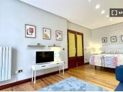 Amplia habitación en un apartamento de 5 dormitorios, Abando