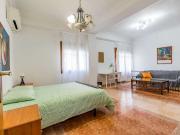 Amplia habitación en un apartamento de 5 dormitorios en...