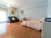 Amplia habitación en un apartamento de 5 dormitorios en...