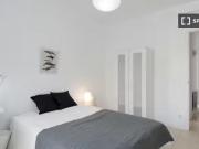 Amplia habitación en un apartamento de 5 dormitorios en...