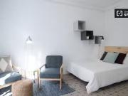 Amplia habitación en un apartamento de 5 dormitorios en... Amplia habitación en un apartamento de 5 dormitorios en...