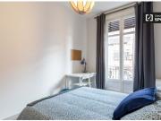 Amplia habitación en un apartamento de 5 dormitorios en...