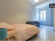 Amplia habitación en un apartamento de 5 dormitorios en...