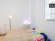 Amplia habitación en un apartamento de 5 dormitorios en...