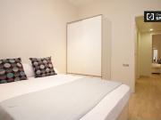 Amplia habitación en un apartamento de 5 dormitorios en...