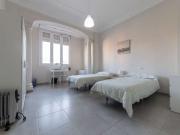 Amplia habitación en un apartamento de 5 dormitorios en...