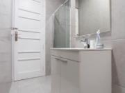 Amplia habitación en un apartamento de 5 dormitorios en...