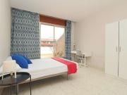 Amplia habitación en un apartamento de 6 dormitorios en...