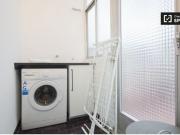 Amplia habitación en un apartamento de 6 habitaciones en...