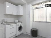 Amplia habitación en un apartamento de 6 habitaciones en...