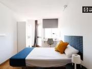 Amplia habitación en un apartamento de 8 habitaciones en...