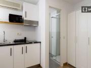 Amplia habitación individual con baño privado