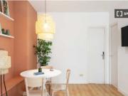 Amplia habitación individual con baño privado