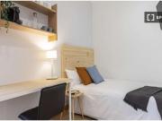 Amplia habitación individual con baño privado y con aire...