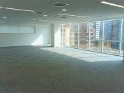 Amplia oficina a pasos del Metro Manquehue