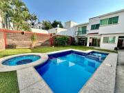 AMPLIA PROPIEDAD CON ALBERCA, JACUZZI Y JARDIN PRIVADO...