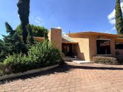 Amplia propiedad de una planta en Jurica Campestre