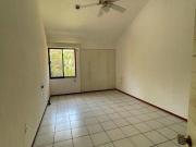 Amplia residencia dentro de condominio de 14 casas con...