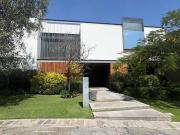 Amplia residencia en el exclusivo desarrollo Bosques de...