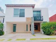 AMPLIA RESIDENCIA EN VENTA CON GRAN JARDÍN EN AV....