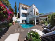 Amplia Villa con vistas parciales al mar, jardín y...