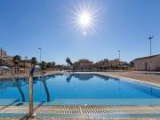 Amplia vivienda en urbanización con aparcamiento y piscina