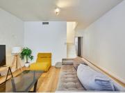 Amplia vivienda reformada con terraza privada en primera...