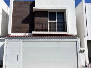 Amplia y equipada casa a la venta en Cerrada Moretto