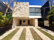 Amplia y hermosa casa en Cabo Norte, con jardin y piscina