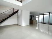 ¡Amplia y moderna casa en La Finca! 4 habitaciones una...