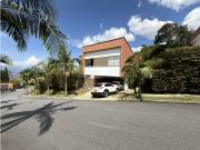 AMPLIA Y MODERNA CASA EN RENTA LOMA DEL ESCOBERO