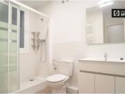 Amplias habitaciones con balcón en alquiler en un...