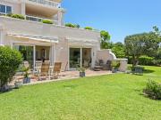 Amplio apartamento en esquina con aire de finca privada...