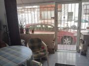 ¡Amplio apartamento en planta baja con techos altos en...