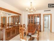 Amplio, bien distribuido y cerca del transporte público