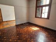 Amplio departamento con estilo clásico