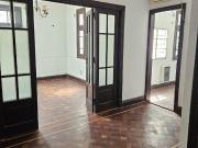 Amplio departamento con estilo clásico