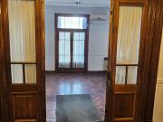 Amplio departamento con estilo clásico