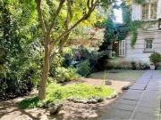 Amplio departamento con hermoso jardin